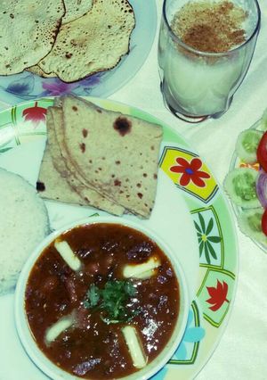 A picture of Daal makhni.
