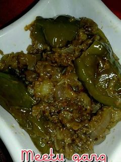 भरवाँ मोटी मिर्च आलू की (Aloo Bharwa Moti Mirch Recipe In Hindi) रेसिपी मुख्य फोटो