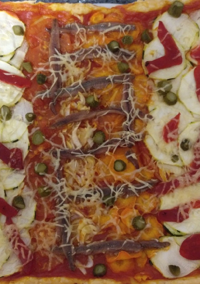 Una foto de Coca de hojaldre con verduras