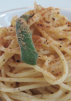 Foto di Spaghetti burro e salvia con bottarga