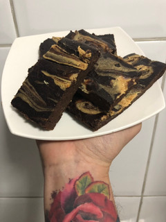 Una foto de Brownie marmoleado con mantequilla maní