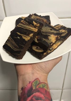 Una foto de Brownie marmoleado con mantequilla maní