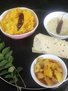 ખીચડી (Khichdi recipe in gujarati) રેસીપી મુખ્ય ફોટો