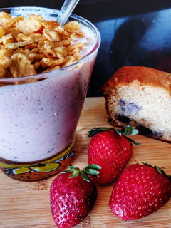 Una foto de 🍓 Licuado de Frutilla y arándanos con yogurt de Kéfir 🍓