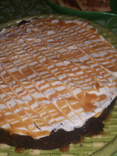 صورة لوصفة كيكة الشوكولاتة والكراميل 🥧