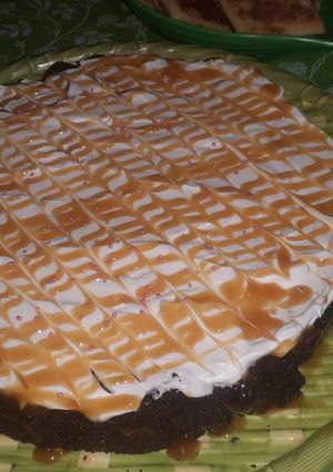 صورة لوصفة كيكة الشوكولاتة والكراميل 🥧