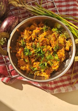 हरा लहसुन  बैंगन भरता (Hara lahsun baingan bharta recipe in Hindi) रेसिपी मुख्य फोटो