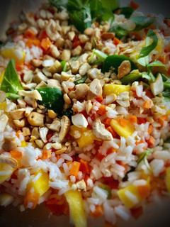Una foto de Ensalada de arroz con castañas asadas, zanahorias, mango y canónigos