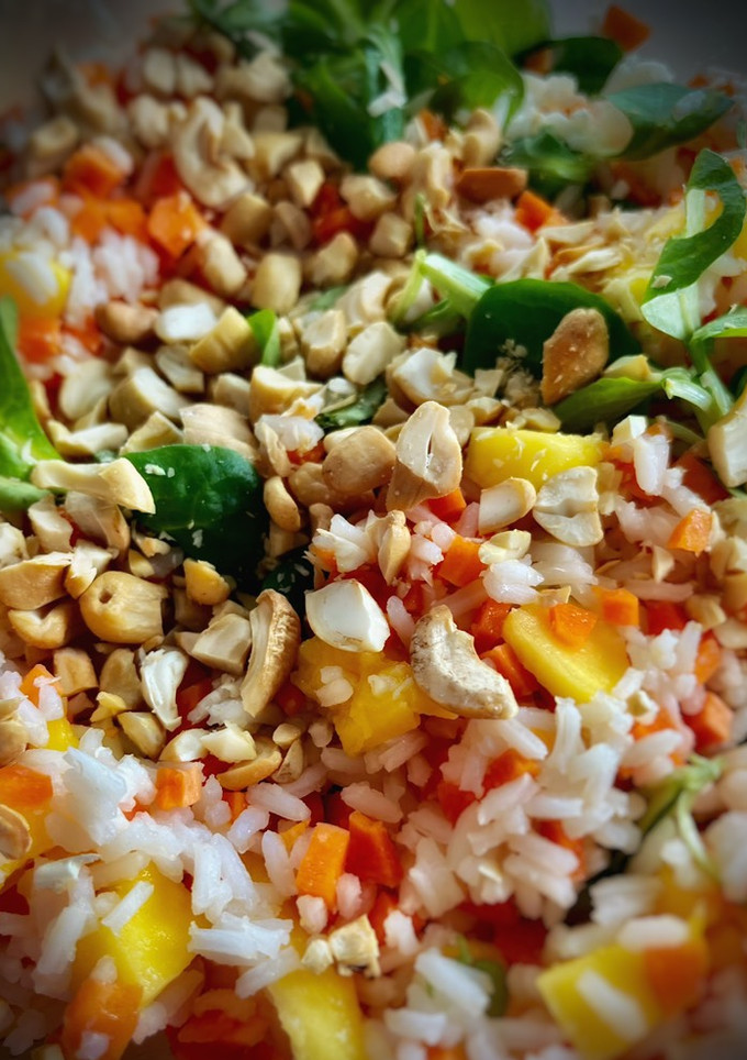 Una foto de Ensalada de arroz con castañas asadas, zanahorias, mango y canónigos