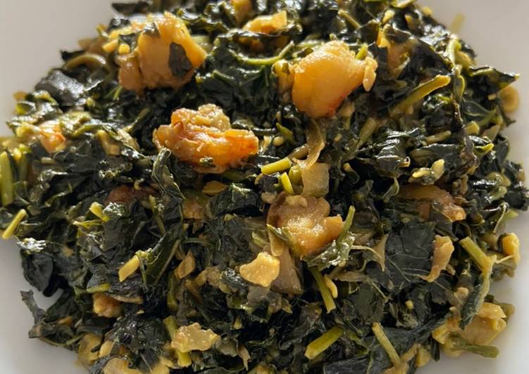 Step-by-Step Guide to Prepare Super Quick Homemade Spinach with small prawn