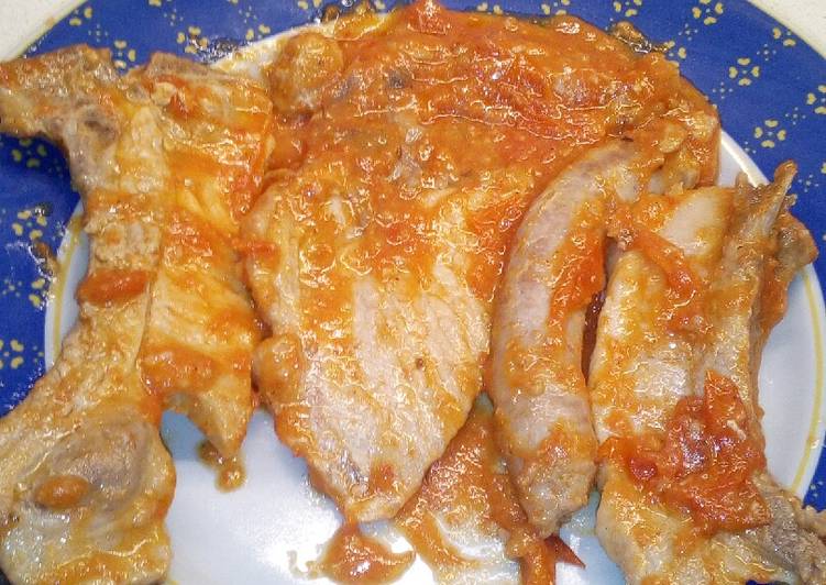 Tris di carne di maiale aromatizzata con pomodorini