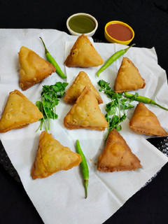 आलू मटर समोसा (aloo matar samosa recipe in hindi) रेसिपी मुख्य फोटो