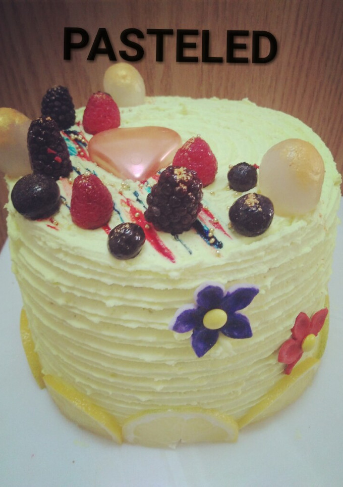 Una foto de Pastel de limón amarillo, calabacitas y frutos rojos