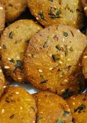 મેથી બાજરી ના વડા(Methi bajri na vada recipe in Gujarati) રેસીપી મુખ્ય ફોટો