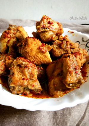 A picture of Coorgi style chicken curry.