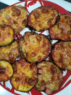 Una foto de Mini pizzas de berenjena