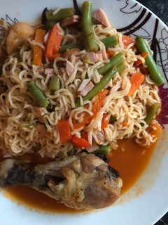 A picture of Noodle and Vegetable chicken sauce.