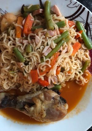 A picture of Noodle and Vegetable chicken sauce.