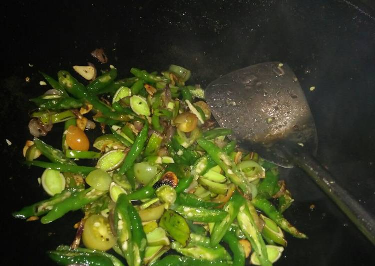 Cara mudah memasak Tumis cabai hijau oncom petai yang simpel