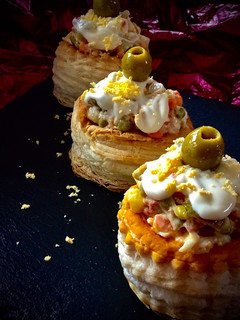 Una foto de Vol au vent relleno de ensaladilla rusa