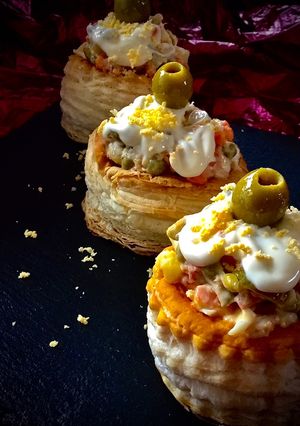 Una foto de Vol au vent relleno de ensaladilla rusa