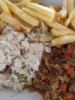 Una foto de Arroz blanco al ajo y laurel