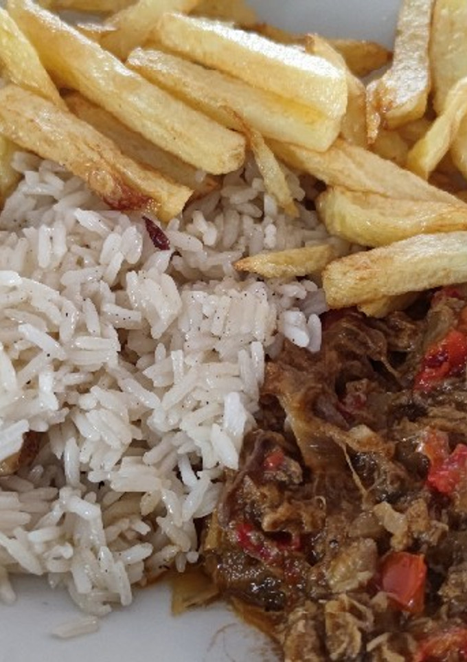 Una foto de Arroz blanco al ajo y laurel