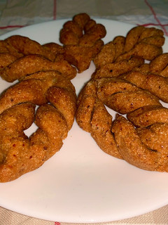 ரவை பாசிப்பருப்பு முறுக்கு (Ravai paasiparuppu murukku recipe in tamil) செய்முறை முக்கிய புகைப்படம்
