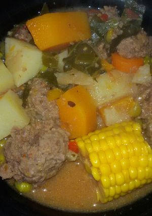 Una foto de Estofado de albóndigas de carne con verduras