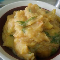 A picture of Mashed bananas with potatoes.