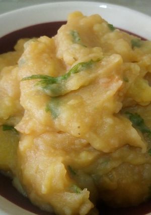 A picture of Mashed bananas with potatoes.