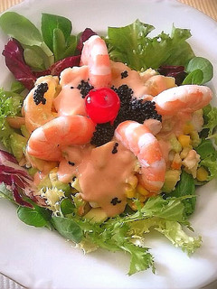 Una foto de Ensalada de marisco y frutas en salsa cóctel