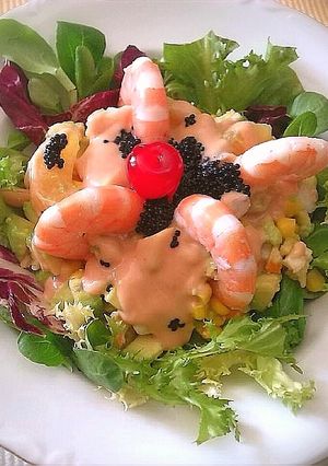 Foto principal de Ensalada de marisco y frutas en salsa cóctel