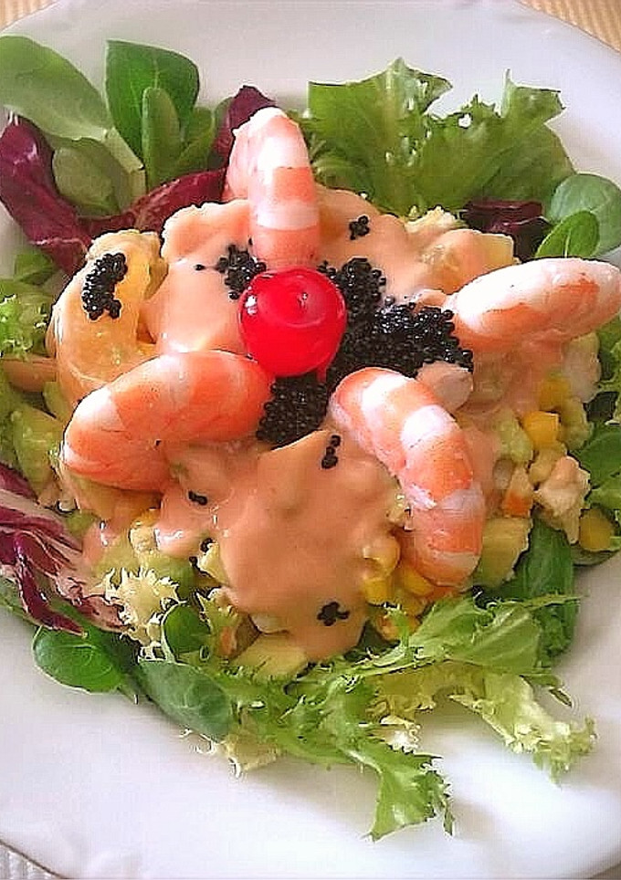 Una foto de Ensalada de marisco y frutas en salsa cóctel