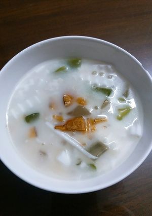 Hình của món Chè dừa non lá dứa.