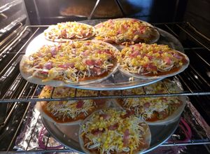 Una foto de Pizzas personales crujientes, súper rápidas y fáciles
