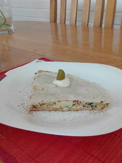 Una foto de Pastel de champiñones y palmitos con tortillas mexicanas