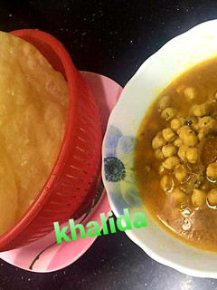 A picture of 3 spices Achari chana poori.