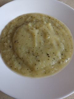 Una foto de Puré de patatas, puerros y calabacín