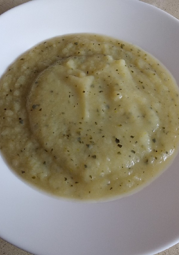 Una foto de Puré de patatas, puerros y calabacín