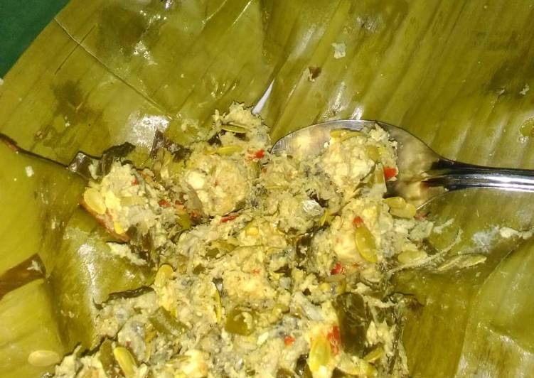 Bothok tahu tempe ikan teri/mairo mlanding bahagia