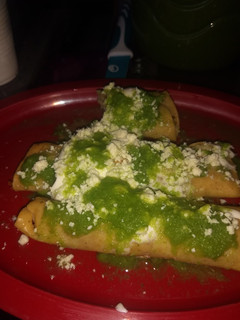 Una foto de Tacos dorados de Pollo con Salsa Verde