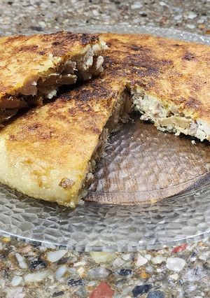 Una foto de Tortilla de papa rosti rellena de muslitos de pollo, verdeo y champiñones 🥮