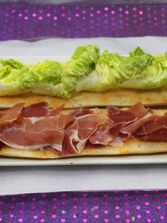 Una foto de Bocadillo de jamón con lechuga