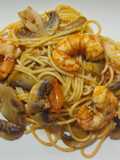 Espaguetis con champiñones y gambones