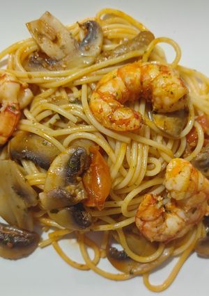Una foto de Espaguetis con champiñones y gambones