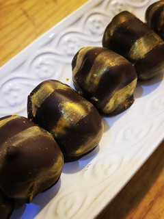 A picture of Chocolate dates with cream.