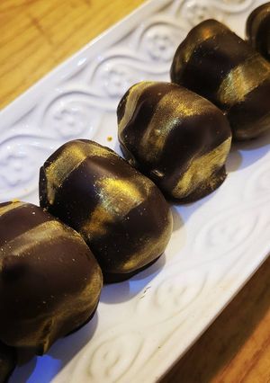 A picture of Chocolate dates with cream.