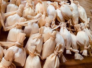 Una foto de Tamales Dulces de Nuez con Coco