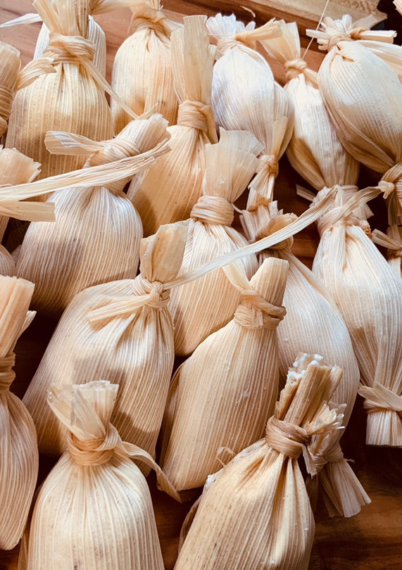 Una foto de Tamales Dulces de Nuez con Coco